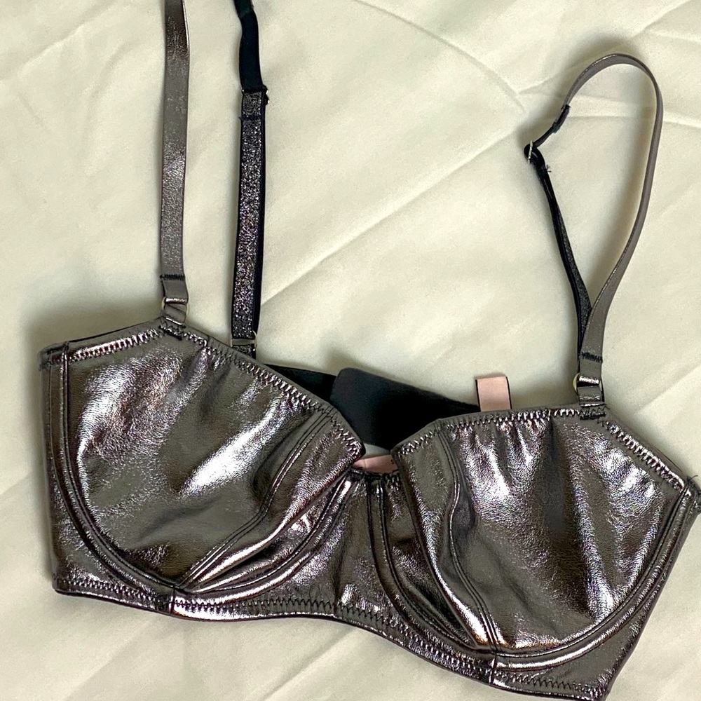 NWT! Victoria’s Secret metallic bra! Size 32D